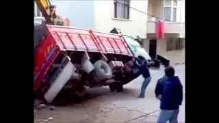 Devrilen Kamyonu Eliyle Düzelten Adam