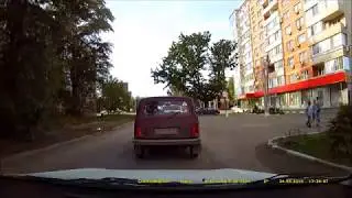 Дура везёт детей на красный свет светофора.Повезло!