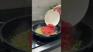 Говяжьи митболы в томатном соусе с тертым сыром | Рецепт