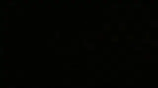 رجل مضحك يأخذ طفرة كبيرة في السراويل