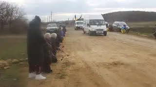 В Одеській області захисника України зустріли стоячи на колінах