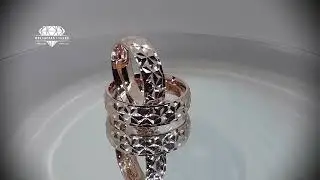 Ручное нанесение алмазной грани на обручальные кольца.