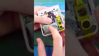Да как такое вообще возможно? В ремонте Samsung Flip 3 с заменой заднего стекла малого дисплея!