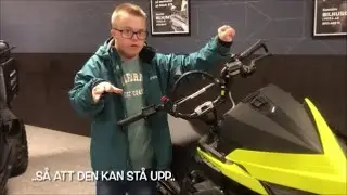 Max med grävmaskinstvätt, middag med bowling,  målar jultavla, pepparkaksbak, skoter, farsdag