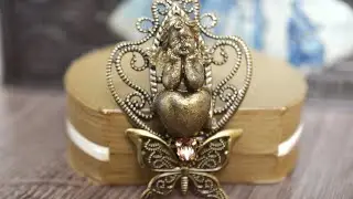 Пробую  ангелочка из эпоксидки с автомобильными красками. Представила  деталь  как декор для мебели.