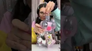 LAURA METTE LE CARAMELLE DENTRO IL DISPENSER DI HELLO KITTY😱