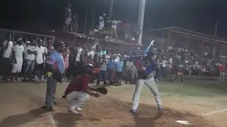 Vladimir Guerrero JR Después De su Super Temporada  Juega Softball En su Pueblo