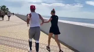 Выше всего любовь": Роман Костомаров пробежался по сочинской набережной с женой Оксаной Домниной