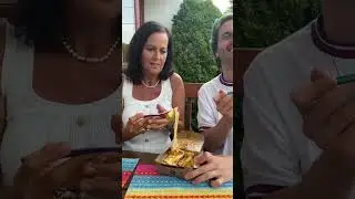 Ma mère teste la poutine avec ​⁠