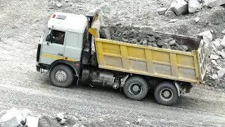 МАЗы работают везде, самосвал МАЗ-5516 в карьере