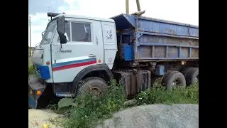 Едем на камазе  рейс за дровами.