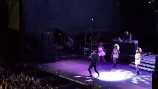 Maluma en concierto en Caracas, cantando la Temperatura