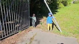 Kluci na hřišti