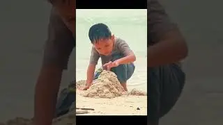 Semangatnya Main Di Pantai