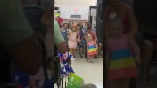Девочка прикольно танцует)