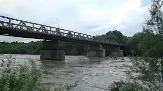 Велика вода річка Прут, місто Чернівці, Кемпінг.