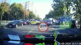 ДТП аварія в Києві на теремках: дідусь виїжджав з парковки. Бережіть себе.