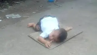 lucu anak mau tiduran bikin ketawa