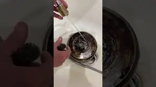 Моем пригоревший жир ионизированной магнитами водой!