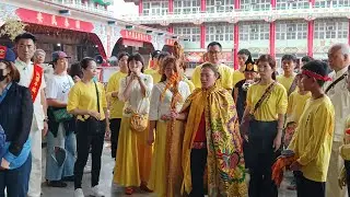 ［地母至尊女乩持龍頭拐 濟公師父乩身持法扇 舞龍陣 神輿 參禮］平鎮靜寧宮往麻豆代天府進香