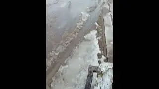 переломка в грязи.
