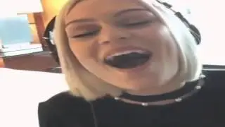 Jessie J - Flashlight (Live singing on Phone) Pitch Perfect 2