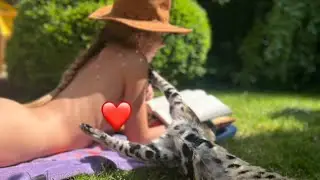 Загораем с сервалом ❤️ кошка в шляпе 🐆 serval cat  Versa🐆