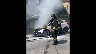 В Сочи внезапно загорелся припаркованный у обочины Opel
