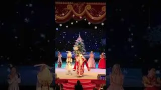Дед Мороз поздравляет