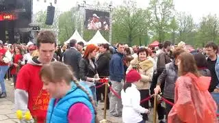 через горы реки 9 мая 2014 у памятника Победе в Риге