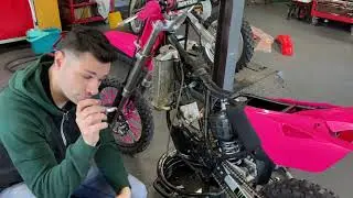 THE PINK 85 YZ IS DEAD 😭 - TIGHT ENGINE CRACKED PISTON 😱😱