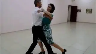 Медленный вальс в школе танца 