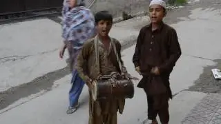 Shah-E-Madina - Street Singers Reciting Naat Beautifully Subhan Allah