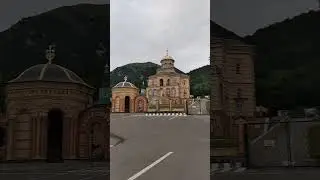 турист в Староафонском Успенском монастыре