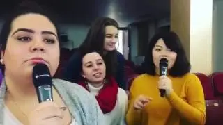 Певицы на репетиции😂