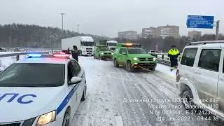 Застрявшую на выезде из Зеленограда фуру вытаскивали четырьмя джипами