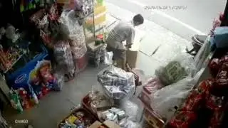 Sadis,Detik-detik mobil sruduk jualan!!!