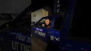 Когда стоишь на светофоре: