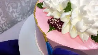 Просто посмотрите, как легко и красиво украсить торт на праздник !