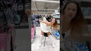 Why can't she control herself? It’s a JOKE 😳 LA ELVÍRA 