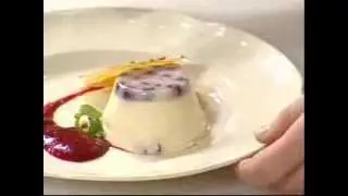Panna Cotta con Coulis de frutos rojos y Tuile de Almendras