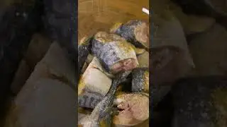 طريقة عمل صينية سمك الماكريل و تتبيله بالليمون و الكرفس