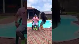 Азиатка снимает штаны 