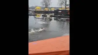 Соревнование по плаванью на Крещение.