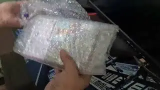 Unboxing Loz: Tears of The Kingdom w/ Keyholder freebie.