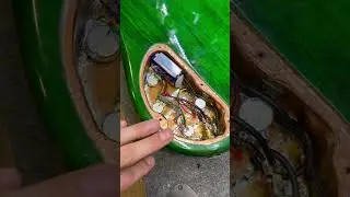 Приносили бас на обслуживание, уже с готовой экранировкой)