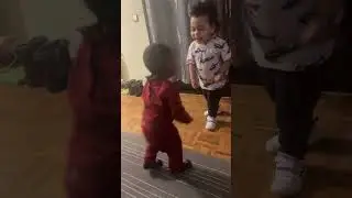 Los bebés juegan a la lucha