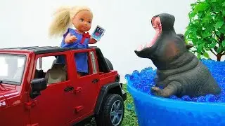 Video con i giocattoli. Giochi per bambini con le bambole. Una passeggiata con mamma e papà