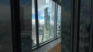 Моют окна в сити