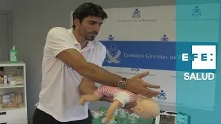 ¿Cómo se extrae una miga de pan atascada en la glotis de un niño?